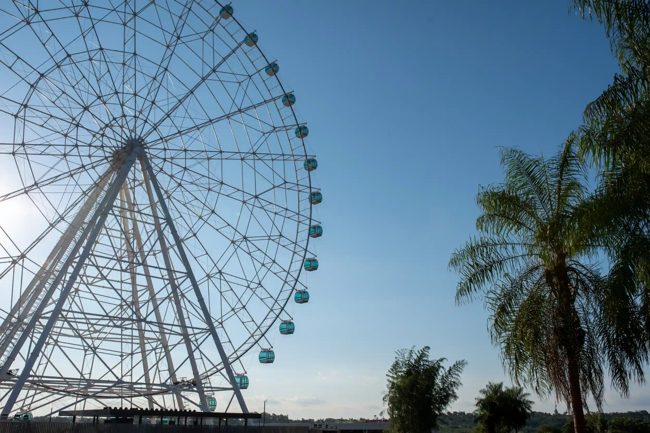 Roda Gigante Yup Star iluminada ao entardecer em Foz do Iguaçu